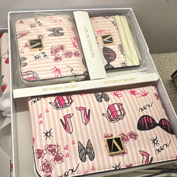 Victoria's secret wallet set